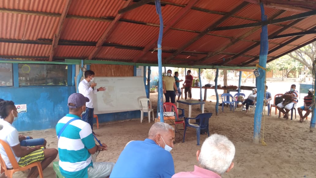 Reunión en un kiosko con pescadores del Tayrona y funcionarios 